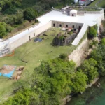 Vista aérea del castillo de San Lorenzo donde se aprecian algunos de los trabajos de excavación